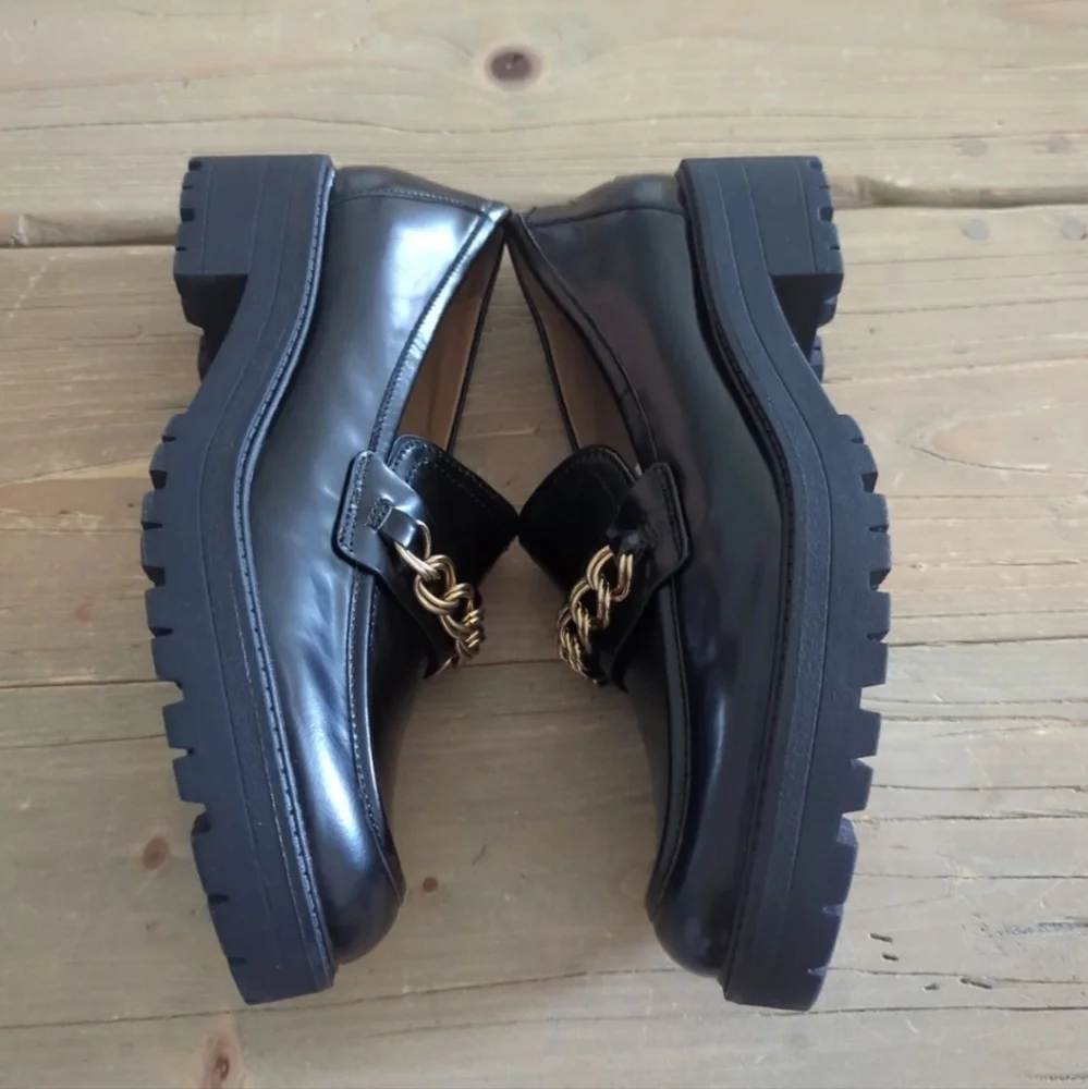 Sam Edelman Taelor Lug Sole Loafer Gold Chain Detail Chunky Glossy Black 9 New